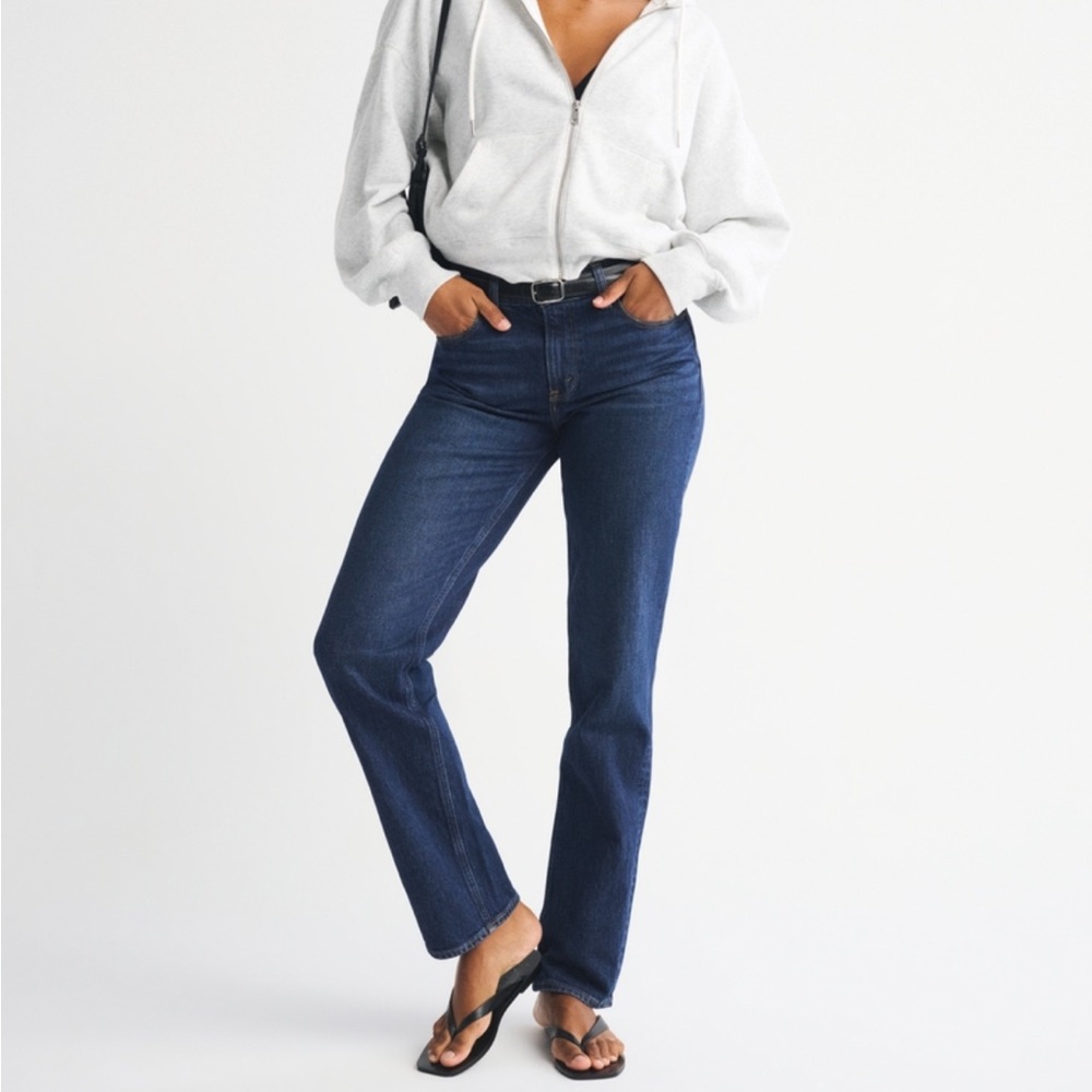 Abercrombie Curve Love Mid Rise 90s Straight
Jean